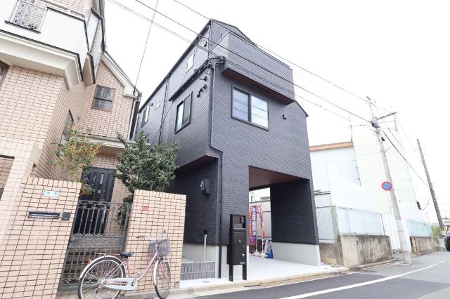 モダンなデザインがひときわ目を引く外観。