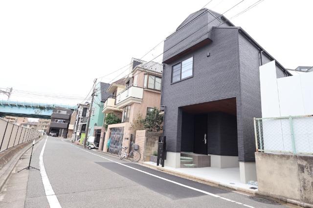 広めの前面道路のため駐車が苦手な方にもおすすめ♪