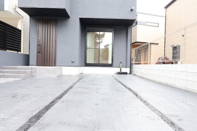 車2台を並べて駐車することも可能です。