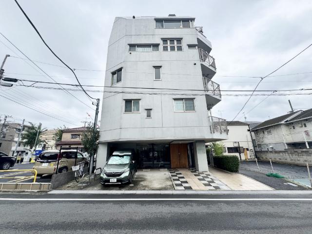 ?落ち着いた色調の外観が街並みに調和する印象です?