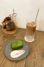 「オーツミルクラテ」と「抹茶のテリーヌ」