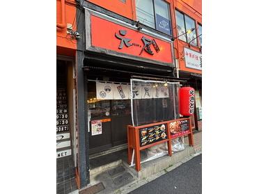 赤い看板と提灯が目印 赤い看板と提灯が目印