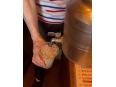 牛乳出しコーヒーを注いでいる様子