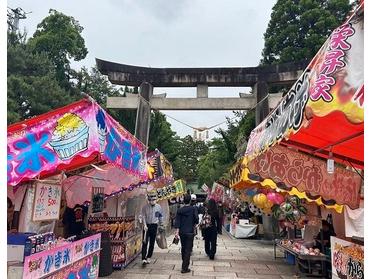 神社の周りには沢山の露店が出ていました。 神社の周りには沢山の露店が出ていました。