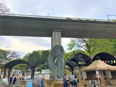 正門前