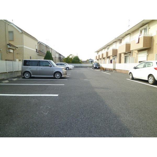 ファミーユ成田　弐番館（0202） 駐車場