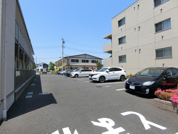 ヴァン・リジェル（0107） 駐車場