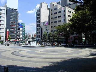 池袋西口公園：614m