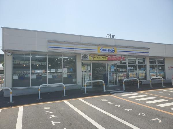 ウエルシア流山おおたかの森店：1072m