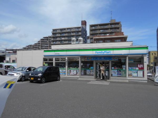 ファミリーマート我孫子駅前店：834m
