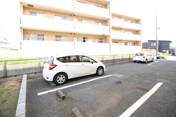 ヴァン・クレール（0102） 駐車場