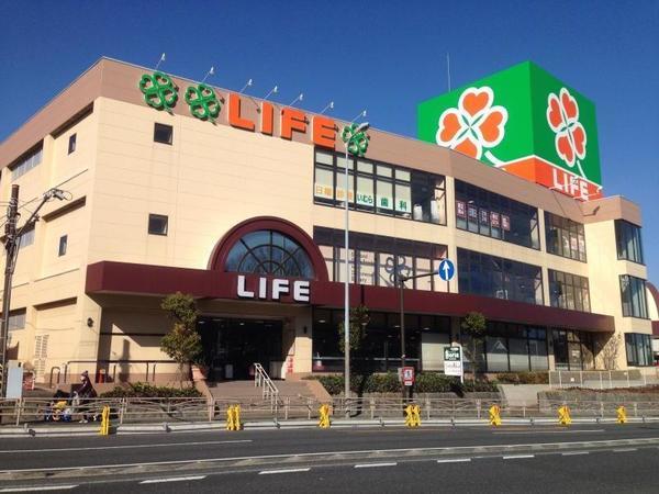 ライフ鶴見店：607m