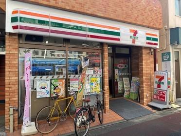 セブンイレブン明大前すずらん通り店：180m