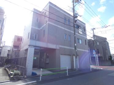 住宅街の角地に佇むオートロックマンション