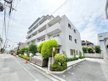 閑静な住宅街に建つ、白いマンション