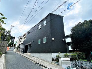 黒を基調とした外観