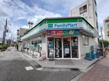 ファミリーマート三軒茶屋駅前店：44m