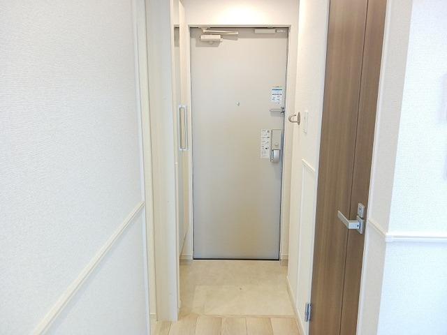 ヒカルサ三郷中央（307） 玄関