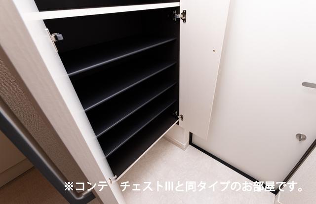 ホワイトタウンＡ（301） 収納