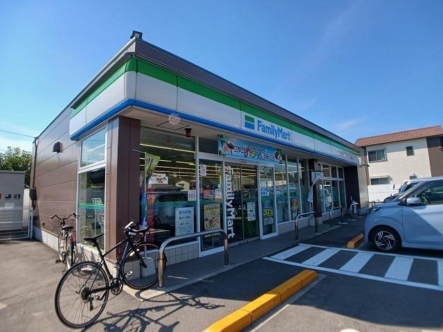 ファミリーマート鶴市明見店さん：300m