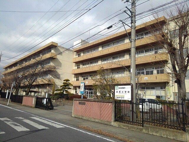 市立浜尻小学校：69m