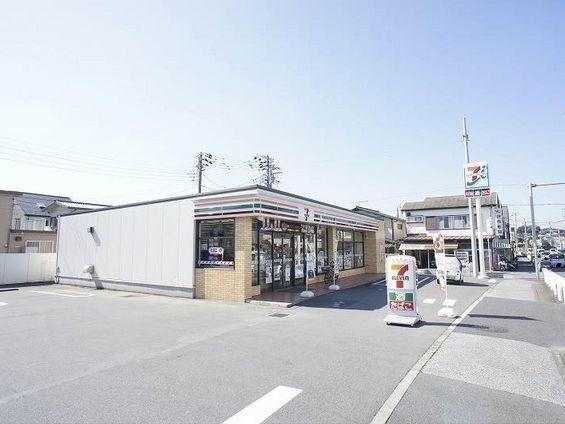 セブンイレブン：700m