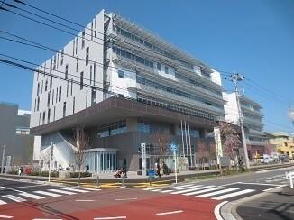 横浜市港南区役所：884m