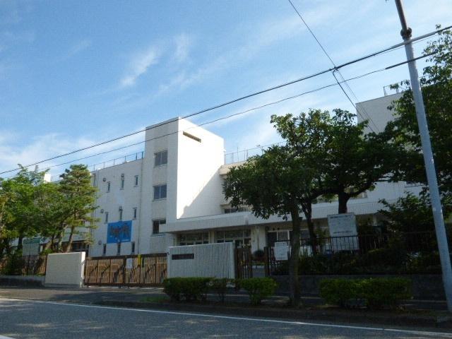 浦安市立富岡中学校：887m