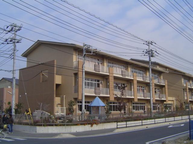 新和小学校：1300m