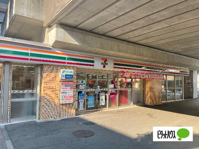 セブンイレブン横浜センター北駅店：61m