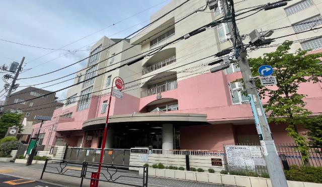 文京区立本郷小学校：351m