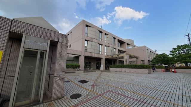 世田谷区立中央図書館：604m