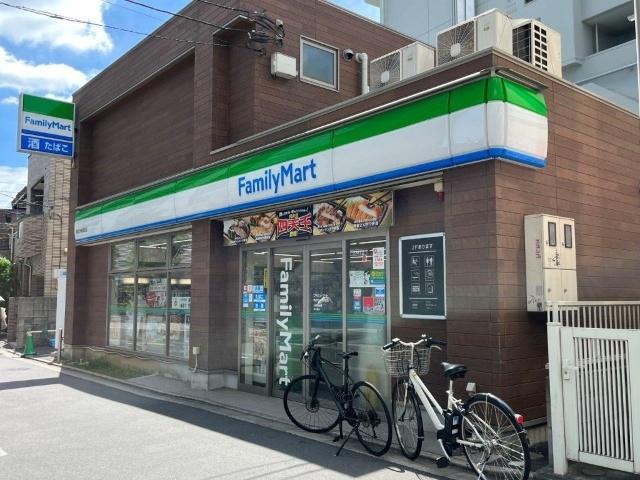 ファミリーマート駒沢大学駅前店：139m