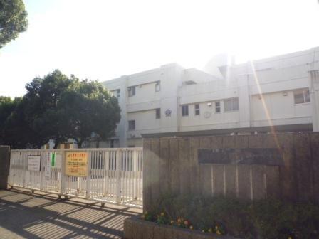 調布市立国領小学校：653m