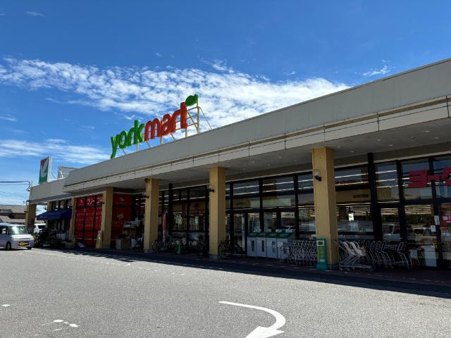 ヨークマート成田店：690m