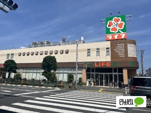 ライフ六町駅前店：979m
