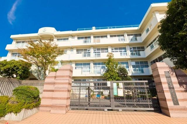 さいたま市立浦和大里小学校：995m