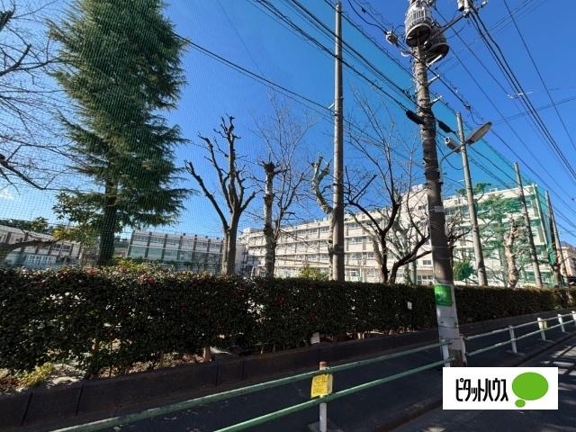 葛飾区立綾瀬中学校：555m