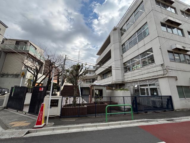 港区立笄小学校：586m