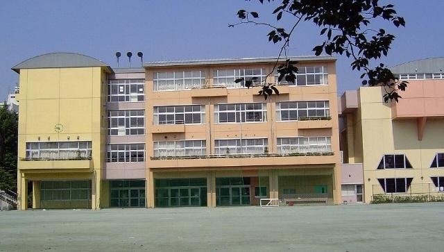 世田谷区立東深沢中学校：411m