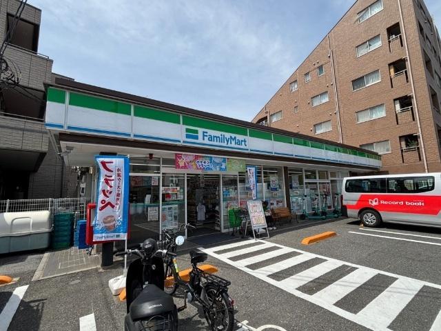 ファミリーマート桜川三丁目店：216m