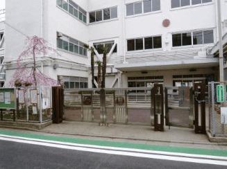 世田谷区立駒繋小学校：692m