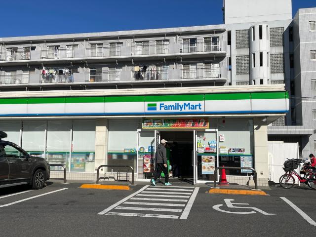 ファミリーマート幕張本郷三丁目店：235m