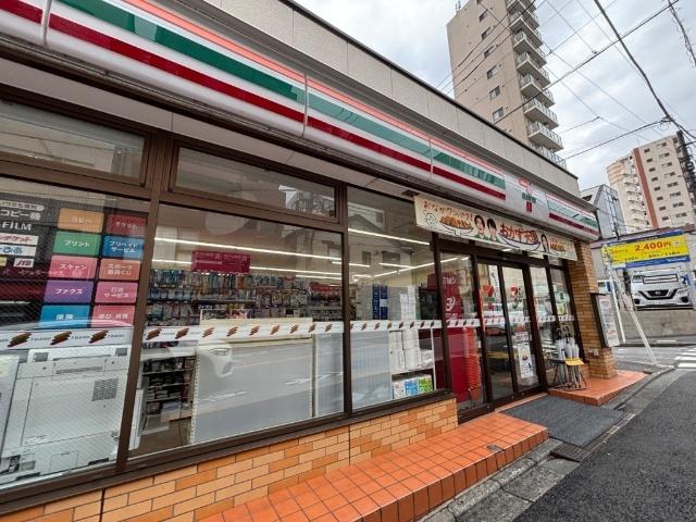セブンイレブン新宿山吹町店：326m
