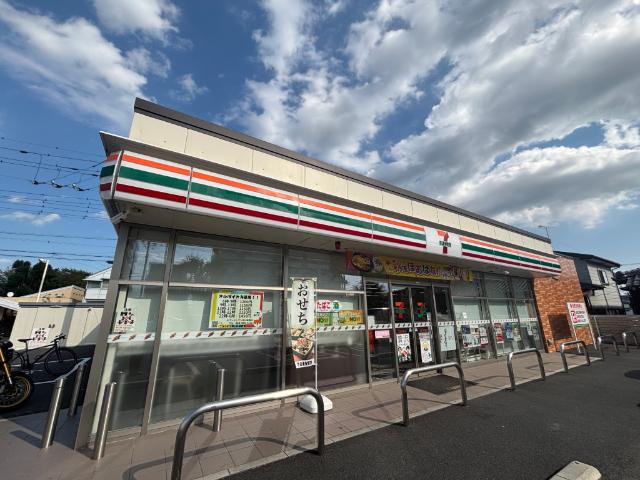 セブンイレブン吉川駅南店：811m