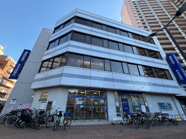 みずほ銀行：700m