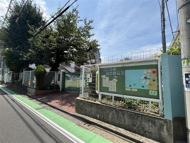 新宿区立市谷小学校：230m
