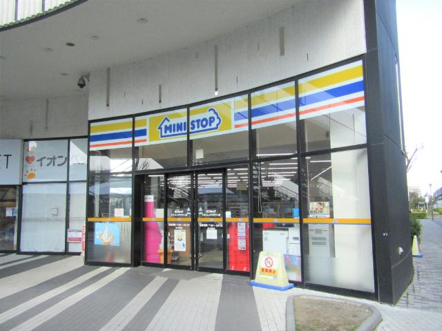 ミニストップイオンレイクタウン店：230m
