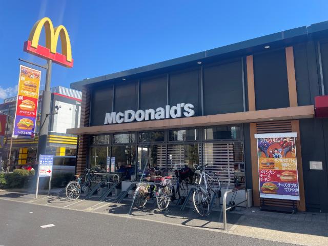 マクドナルド明治通り新宿ステパ店：253m