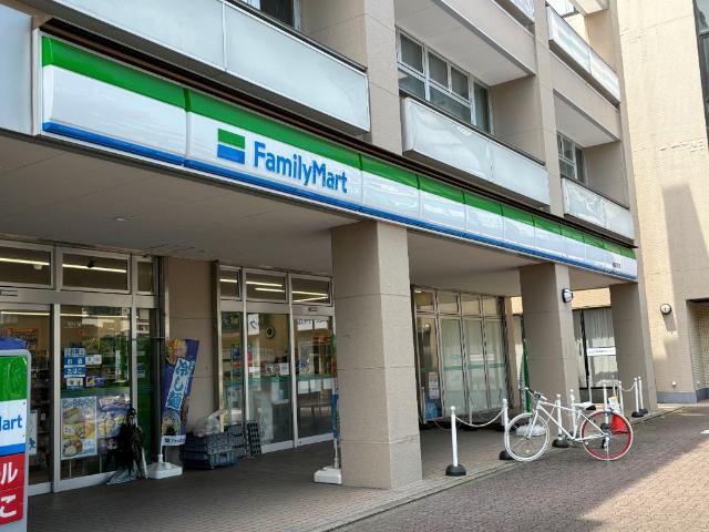 ファミリーマート成田駅西口店：555m